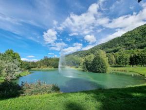 阿勒瓦的住宿－Bulle enchantée lac et montagne，田野上湖上的彩虹