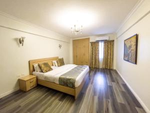 um quarto com uma cama num quarto em Maroko Bayshore Suites em Lagos