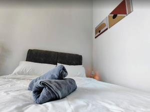 Een bed of bedden in een kamer bij Spacious City Duplex 2 to 6pax, 1U-Ikea-Curve, Netflix