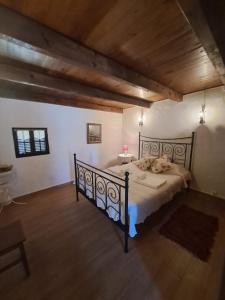 ein Schlafzimmer mit einem Bett, auf dem ein Hund liegt in der Unterkunft Quinta da Fonte - Casa da Charrete in Caldas da Rainha