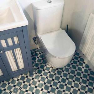 a bathroom with a white toilet and a sink at Casa Rural Hacienda Montorio in Montorio