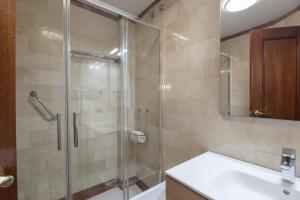 A bathroom at La Minilla Suite