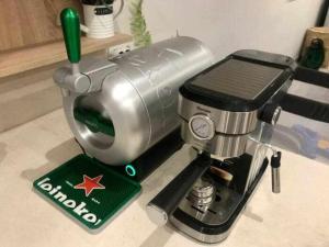 un mixeur posé sur un comptoir avec une plaque dans l'établissement Casa Rural Hacienda Montorio, à Montorio