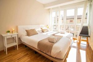 une chambre avec deux lits et une grande fenêtre dans l'établissement Casa Rural Hacienda Montorio, à Montorio