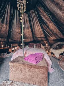 En eller flere senge i et værelse på Glamping in - luxury tent