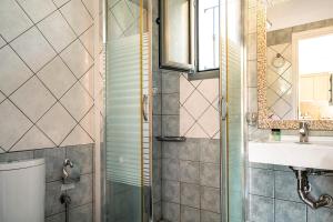 een badkamer met een douche en een wastafel bij Alkionides Apartment 1 in Ayios Nikitas