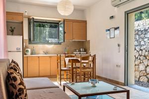 een woonkamer met een tafel en een keuken bij Alkionides Apartment 1 in Ayios Nikitas