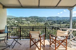 een balkon met stoelen en een tafel en uitzicht bij Alkionides Apartment 1 in Ayios Nikitas
