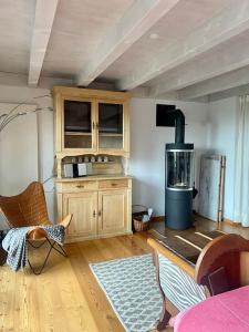 uma sala de estar com um fogão num quarto em Platz zum Wohlfühlen „cook&chill“ em Ermatingen