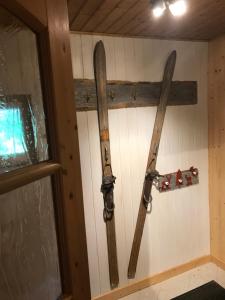 two pairs of skis hanging on a wall at HARZchen in Sankt Andreasberg