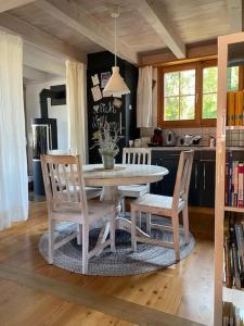 uma cozinha com uma mesa de jantar e cadeiras em Platz zum Wohlfühlen „cook&chill“ em Ermatingen