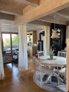 uma cozinha e sala de jantar com mesa e cadeiras em Platz zum Wohlfühlen „cook&chill“ em Ermatingen