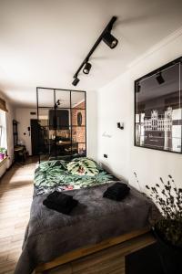 - une chambre avec un lit au milieu d'une pièce dans l'établissement Apartament Ducha N°9, à Toruń