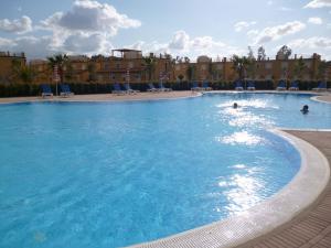 een groot zwembad met mensen in het water bij Stunning Studio holiday apartment for 23 on resort, close to beach with 2 pools in Pizzo