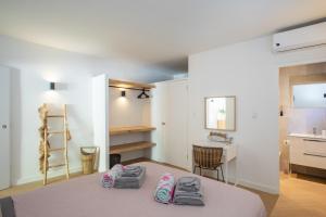 een kamer met een bed, een tafel en een bureau bij Appartement Joshua in Jan Thiel