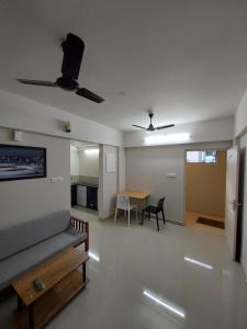 un salon avec un canapé et une table dans l'établissement Hotel Mannat Residence, à Trivandrum