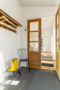 a room with a chair and a wooden door at Tammikallio in Tjuda