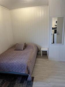 1 dormitorio con 1 cama en una habitación blanca en Vadlåsveien 4, en Egersund