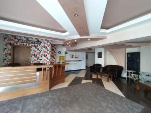 duży salon z kuchnią i salonem w obiekcie Cosy Eagle's Nest apartment w mieście Bansko