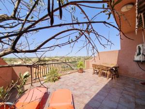 马尔萨斯卡拉Peaceful penthouse with views 3 min walk to the beach的阳台上配有桌椅的露台