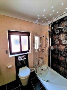 Peaceful penthouse with views 3 min walk to the beach的一间浴室