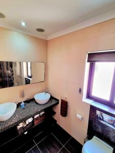 Peaceful penthouse with views 3 min walk to the beach的一间浴室