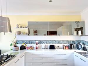 Peaceful penthouse with views 3 min walk to the beach的厨房或小厨房