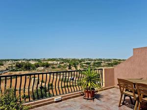 Rõdu või terrass majutusasutuses Peaceful penthouse with views 3 min walk to the beach +19 fotot