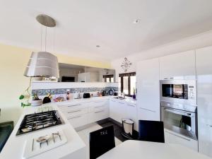 Peaceful penthouse with views 3 min walk to the beach的厨房或小厨房