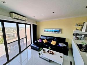 Peaceful penthouse with views 3 min walk to the beach的休息区