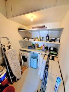 Peaceful penthouse with views 3 min walk to the beach的厨房或小厨房
