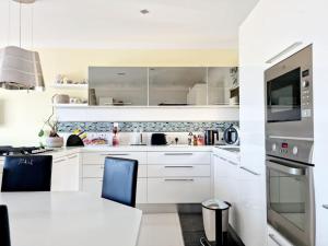 Peaceful penthouse with views 3 min walk to the beach的厨房或小厨房
