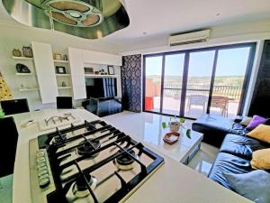 Peaceful penthouse with views 3 min walk to the beach的休息区