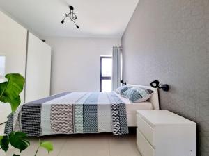Peaceful penthouse with views 3 min walk to the beach客房内的一张或多张床位