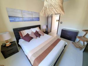 Peaceful penthouse with views 3 min walk to the beach客房内的一张或多张床位