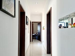 Peaceful penthouse with views 3 min walk to the beach的电视和/或娱乐中心