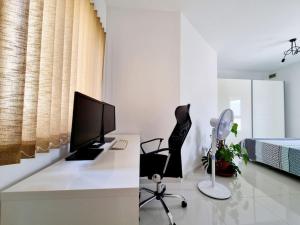 Peaceful penthouse with views 3 min walk to the beach的电视和/或娱乐中心