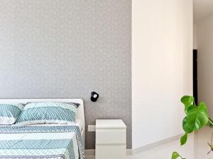 Peaceful penthouse with views 3 min walk to the beach客房内的一张或多张床位
