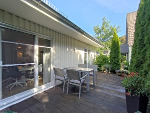 eine Terrasse mit einem Tisch und Stühlen auf einer Terrasse in der Unterkunft Ferienhaus Inger in Tarp