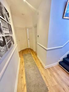 una habitación vacía con una escalera en una casa en Roof Terrace Two Bedroom Apartment - Walk to Beach, en Bournemouth