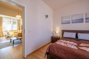 1 dormitorio con 1 cama y sala de estar en Aristocratic Place, TOP location, en Sofía