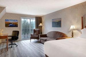 Postel nebo postele na pokoji v ubytování Days Inn by Wyndham Edmundston