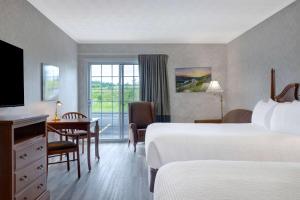 TV a/nebo společenská místnost v ubytování Days Inn by Wyndham Edmundston