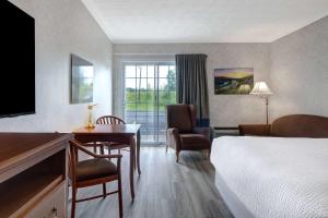 Postel nebo postele na pokoji v ubytování Days Inn by Wyndham Edmundston