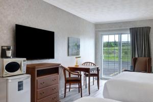 TV a/nebo společenská místnost v ubytování Days Inn by Wyndham Edmundston