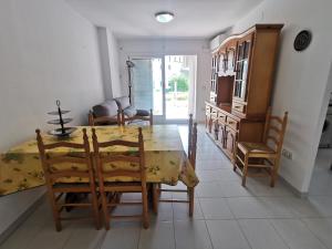 uma cozinha e sala de jantar com mesa e cadeiras em Apartamento Llançà, 2 dormitorios, 5 personas - ES-89-119 em Llançà