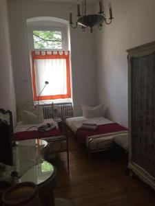 ein kleines Zimmer mit 2 Betten und einem Fenster in der Unterkunft Kant in Berlin
