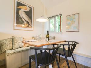 圣奥斯特尔Pirata的用餐室配有带2把椅子的桌子和鸟画