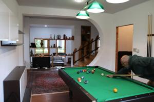 a man playing pool in a living room at Lo Chalet della antica Locomotiva in Camigliatello Silano