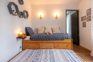 a bedroom with a bed in a room at La maisonnette bien-être in Bagneux
